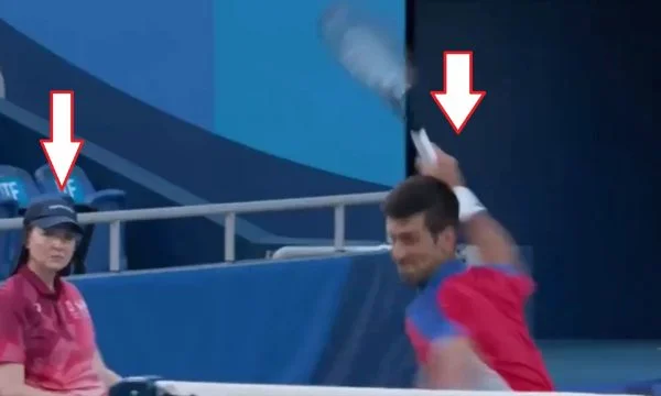 Djokovic wird wütend, nachdem er seinen Kampf für eine Medaille verlor, das ist, wie er die Rakete schießt.