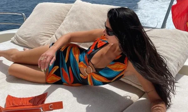 Voglio che pubblichi foto dallo yacht, e' il commento che ha fatto sua suocera.
