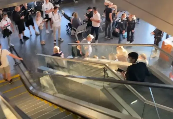 Tollov à l'aéroport de Pristina, les passagers se plaignent qu'ils attendent un avion depuis des heures