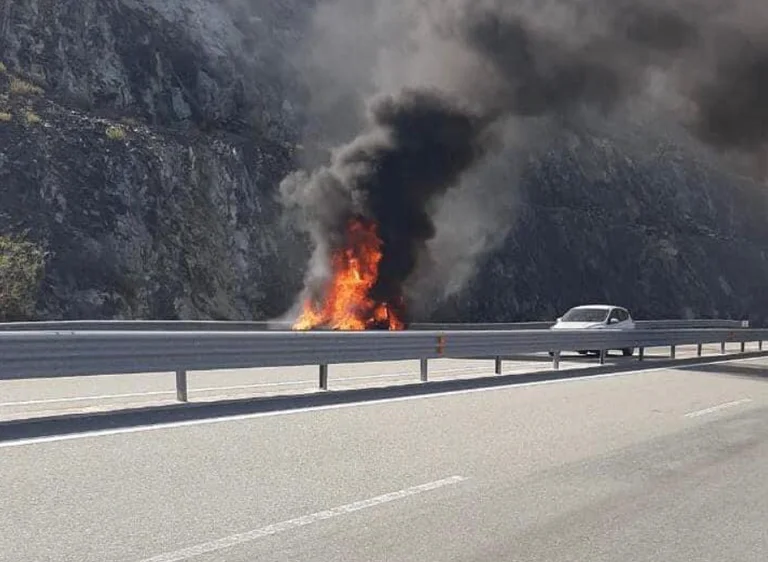 Partirono per il mare, bruciarono due auto nella via “Nation