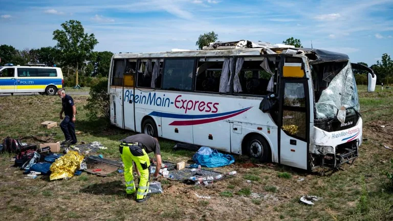 Rolls near Berlin Belgrade-Stockholm bus, 19 persone ferite