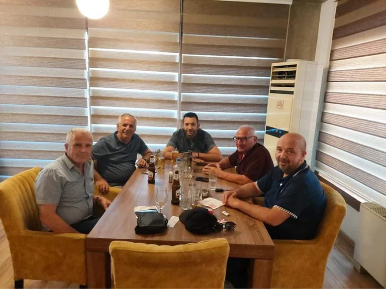 Albin teilt sie, aber das alte Ideal bringt sie zusammen: Jamajli i PDK und VV Krasniqi dine