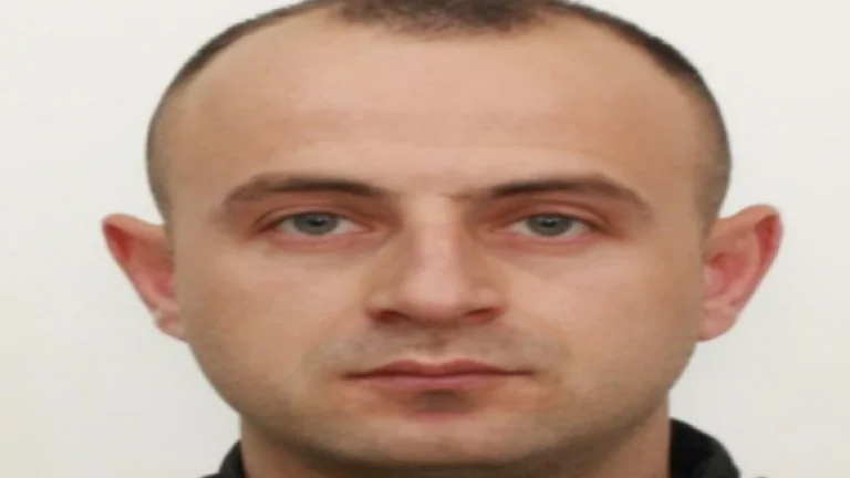 Wenn Sie diese Person gesehen haben, rufen Sie die Polizei.