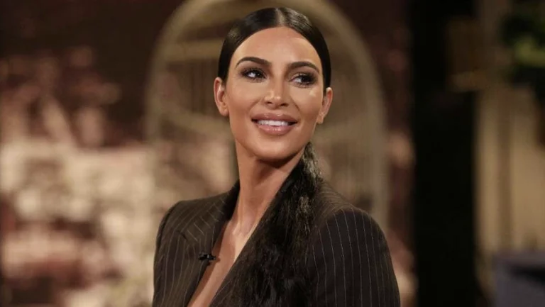 Kim Kardashian intentó presentar el nombre de la marca SKKN) Como el suyo