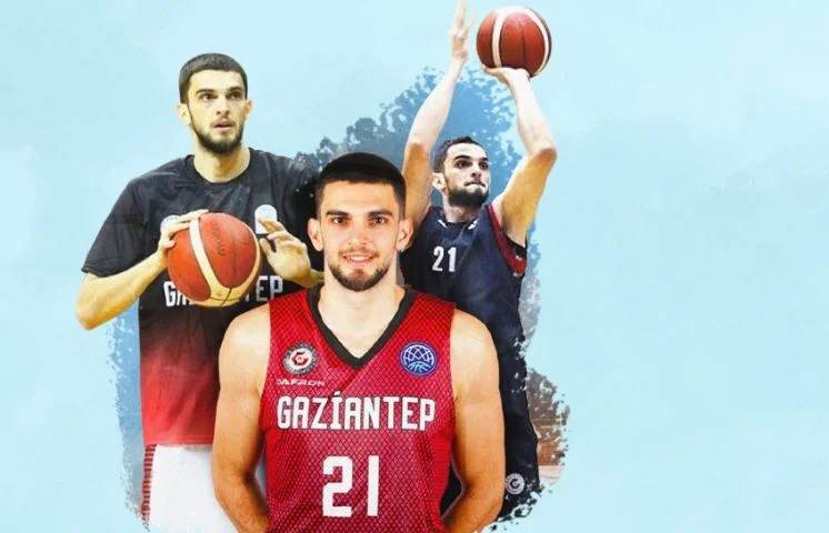 Pristina verstärkt mit einem Zentrum, Berisha trägt blaues Bein