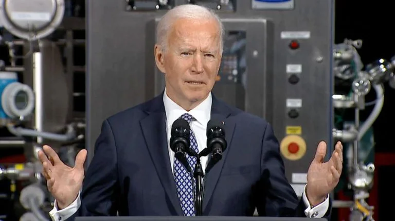 Biden: De 100 dólares a las nuevas vacunas, no tenemos nada que ver con aquellos que fueron vacunados antes.