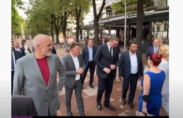 Rama, Vuçiqi e Zaevi ecin rrugëve të Shkupit: Qytetarët bëjnë selfie me ta