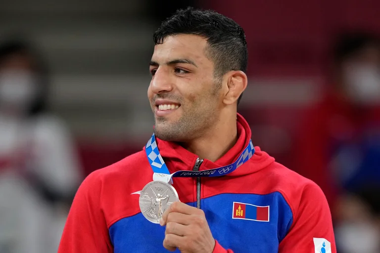 rebellious Iranian wins Olympic medals in judo, dedicates it to Israel