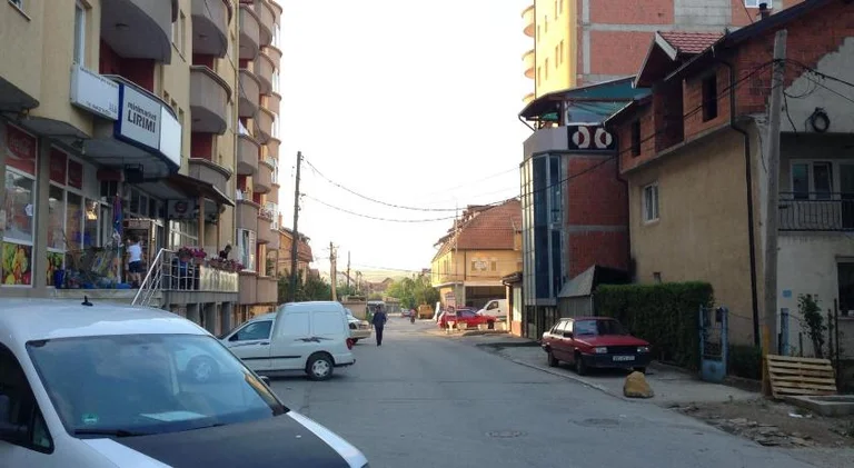 Le donne picchiate con marito a Fushe Kosovo finiscono per essere vincolate dalla polizia
