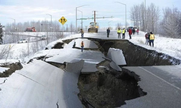 Das 8.2 mächtige Erdbeben schlägt Alaska