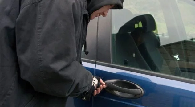 Los exiliados fueron robados de tres teléfonos, un portátil, y otros del coche en Pec