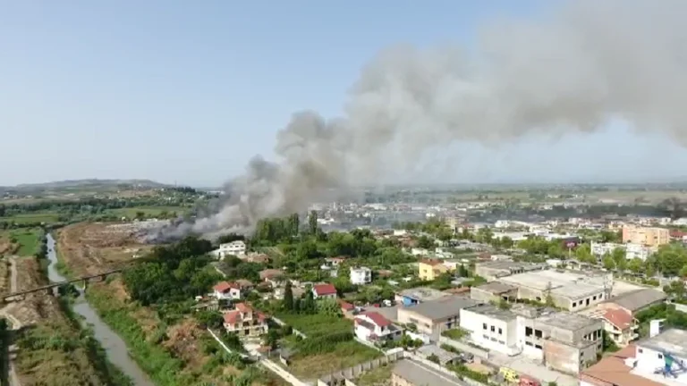 El fuego continúa en la península de Karaburun