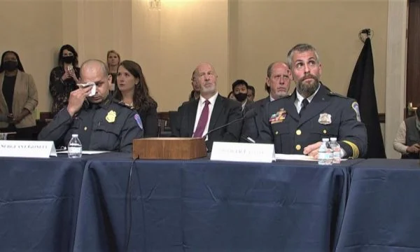Le rivolte a Capitol Hill, poliziotti con lacrime agli occhi testimoniano gli orrori sperimentati