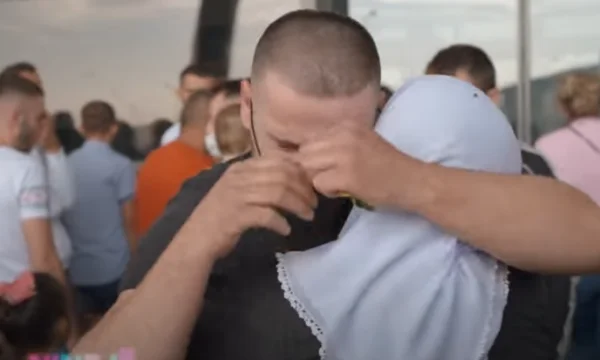 Nicht sechs Jahre in Kosovo gekommen, das Exil brach in Tränen, wenn er die Mutter und die Freundin traf, die er auf Instagram traf