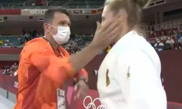 Il tedesco Judith reagisce dopo che l'allenatore lo ha colpito e lo ha schiaffeggiato davanti alla gara