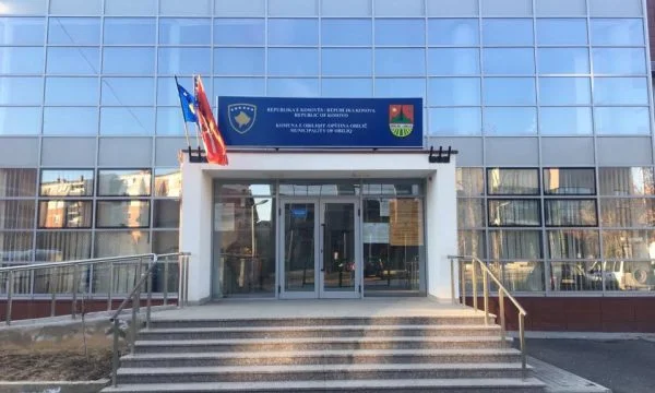 Obilic Community ufficiale arrestato, chiesto una donna per favore al fine di organizzare documenti