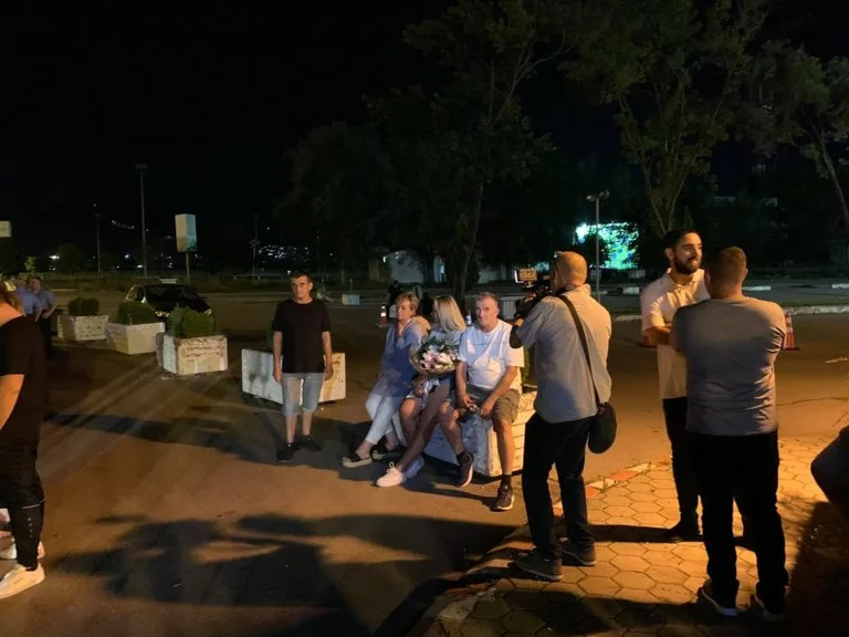 Des familles avec des fleurs en main attendent les survivants de la tragédie en Croatie à l'aéroport de Pristina