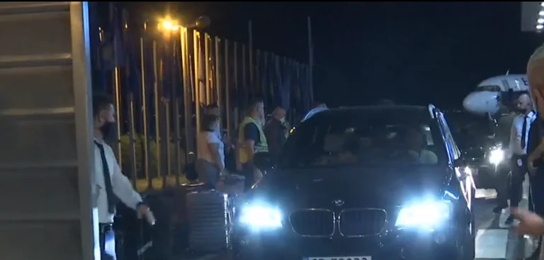 Familie bekommt im Auto Flughafen, um Überlebende des Unfalls Kroatiens zu erhalten