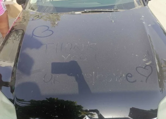 “Merci, vous êtes les bienvenus” avec de tels messages sur la voiture attendue des Serbes à Saranda