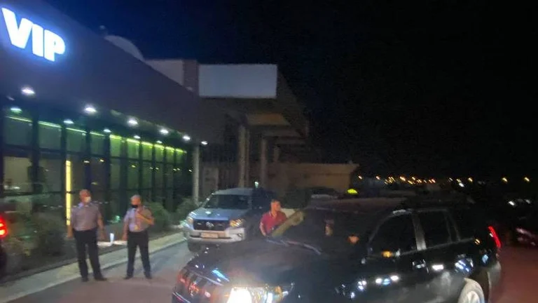 Osmani di Kurti aspetta a Aeroport con compagni di villaggio in Croazia