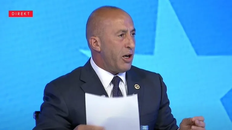 Haradinaj présente la liste avec les noms de 17 membres de la famille de fonctionnaires de la LVV, qui disent qu'ils étaient employés par le Gouvernement