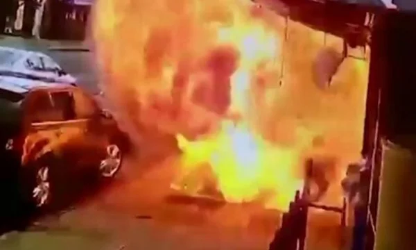 Schwere: Subterranean Explosion in New York City Bürger Suffers Second Scales