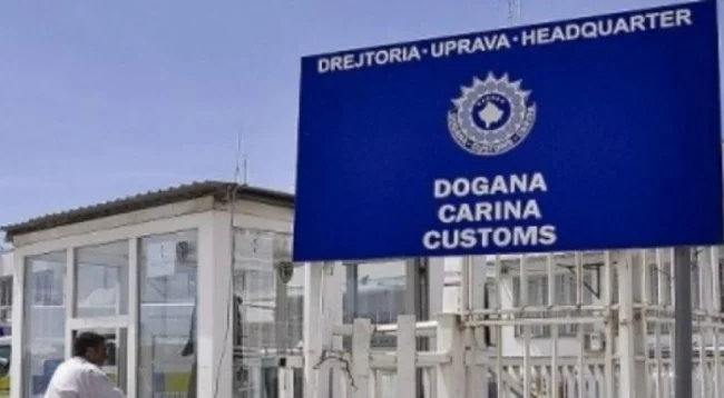 Disa kompani importuese të naftës ndalohen nga dogana në kufi