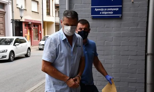 El conductor del autobús es cuestionado: Protegido en silencio