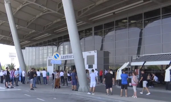 Exils beschweren sich über teure Ticketpreise, die zur Überwachung von Agenturen erforderlich sind