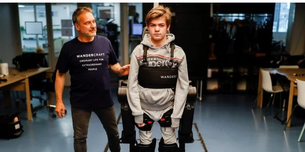 Incroyable: Papa construit un costume robot pour aider son fils à marcher