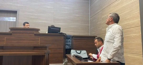 Il cantante del Kosovo afferma innocente Prodekani della facoltà di arti