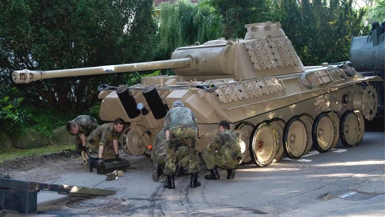 Deutsche Juristen streiten über den Zweiten Weltkrieg Tank in einem alten Mann Keller