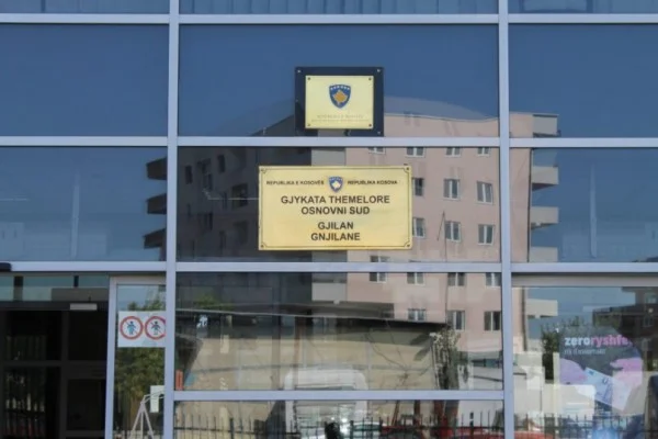 Trois gyniens sont condamnés : ils ont tiré trois-quatre fois avant le gymnase, ils ont risqué des citoyens.