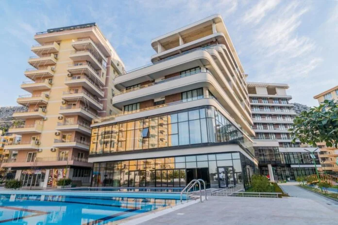 Invasore del Kosovo brutalmente battuto davanti alla donna incinta all'Hotel Rafaello