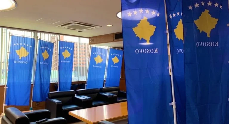 FANTASTIK: Le maire du Japon décore le bureau du drapeau du Kosovo
