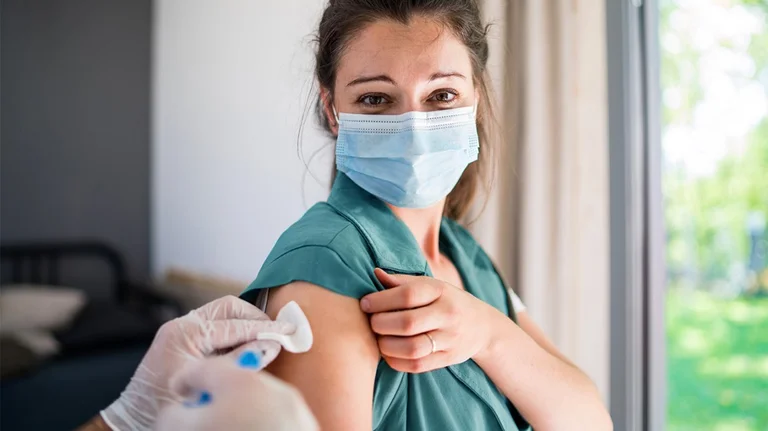 Muchas mujeres dicen que están creciendo con tetas después de tomar la vacuna Pfizer
