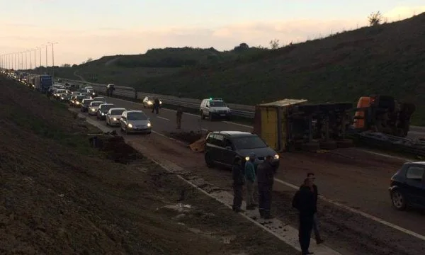 Schwere Unfall auf der Autobahn “back Rugova”, LKW Splits in der Hälfte