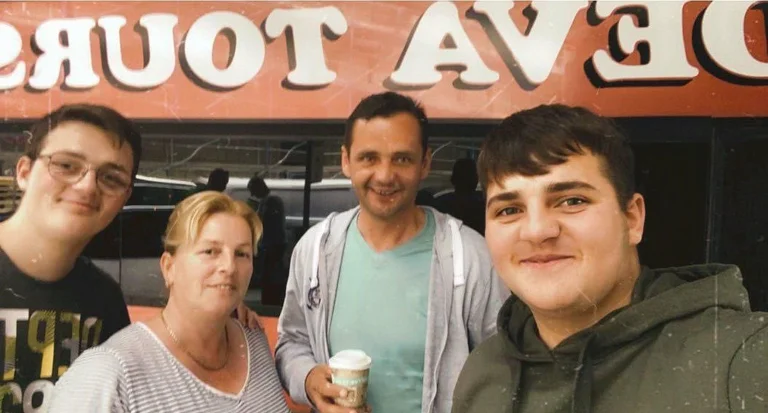 Dolore: Foto che la famiglia prese poco prima di partire per il Kosovo, la testa di famiglia morì in un incidente