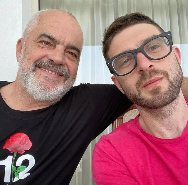 Le fils de Soros, carte postale avec Rama de Vlora
