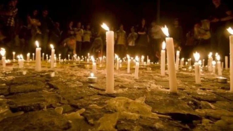 Notte prima del Teatro Nazionale accendere candele in onore delle vittime dell'incidente in Croazia