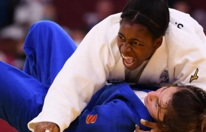 Nora Gjakova enseña oponente en la gran final de oro en los Juegos Olímpicos