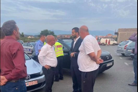Smajl Latifi si dirige verso la Croazia, conforta le famiglie di due vittime di Rahoveci