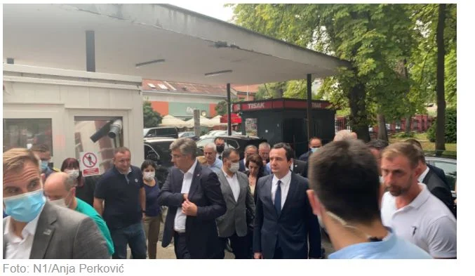 Kurti se rend à l'hôpital où les blessés sont couchés dans un accident en Croatie