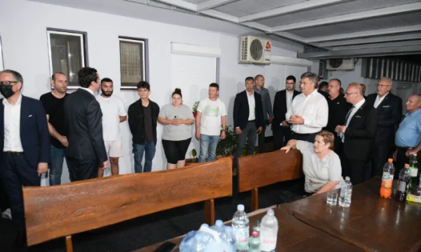 Kurti trifft sich mit Überlebenden des Vorfalls im Slavonski Brod Hospital