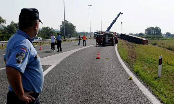Der Fahrer soll einen Unfall in Kroatien verursachen, bleibt auf der Polizeistation