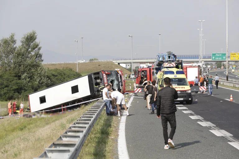 Sur la scène d'un accident d'autobus au Kosovo suspecté de 10 morts et 30 blessés