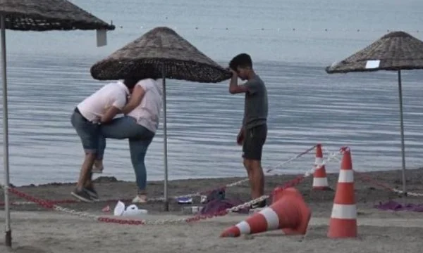 Donna batte l'uomo in pugni e calci sulla spiaggia turca