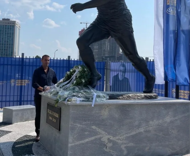 Daut Haradinaj vicino al busto di Fadil Vokrri: bronzo che splende lo stadio capitale