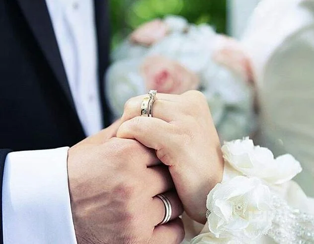 Toute personne au Kosovo qui se lie à un autre mariage jusqu'à son mariage est condamnée à tant d'années de prison.