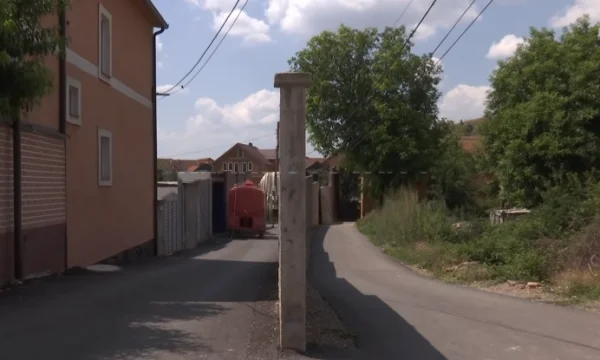 Lipjan: I vicini non capiscono bene, mette il muro in mezzo alla strada (Video)